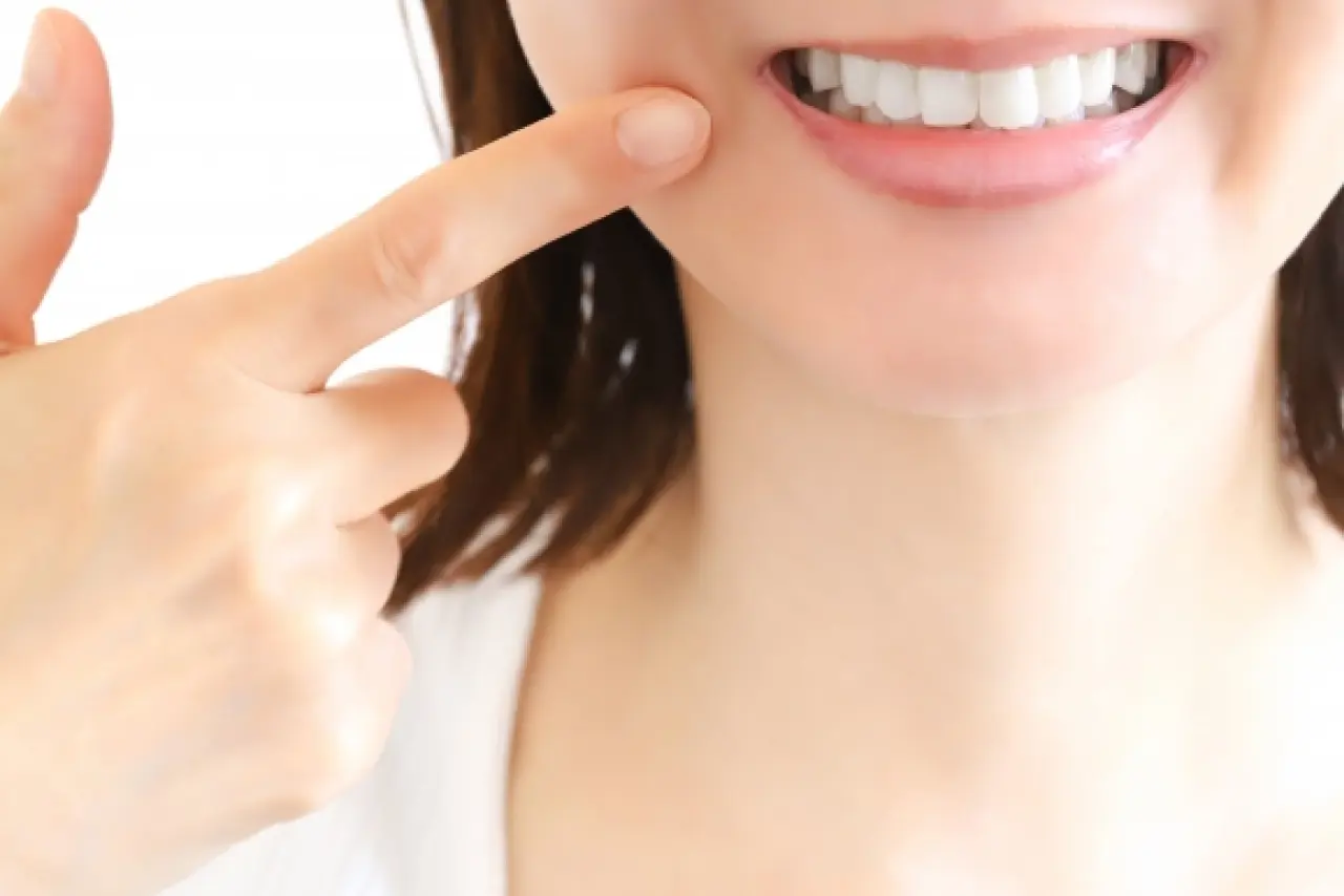 歯を見せている女性