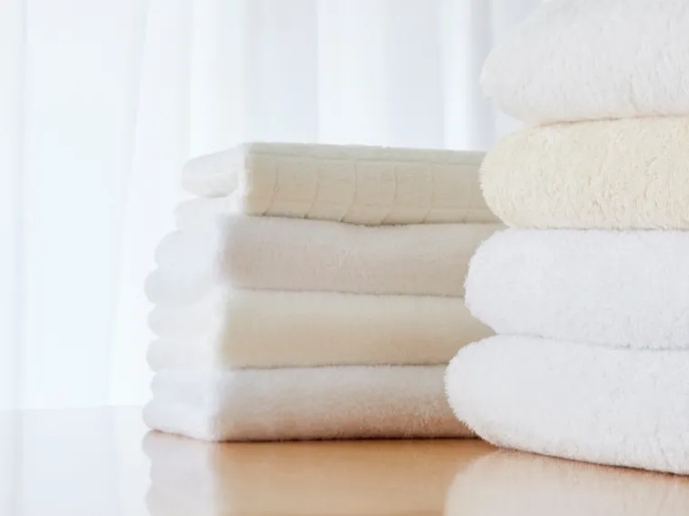きれいに畳まれて積み上げられた清潔なタオル