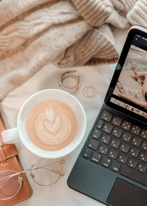 コーヒーを飲みながらリラックスする女性のイメージ。夜の食欲に悩む人が共感できるシーン