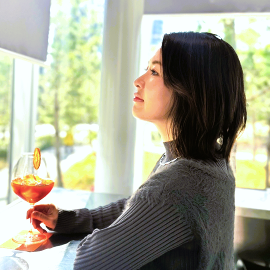 笑顔の秋本るみ。明るい自然光の中で撮影された爽やかなメインビジュアル