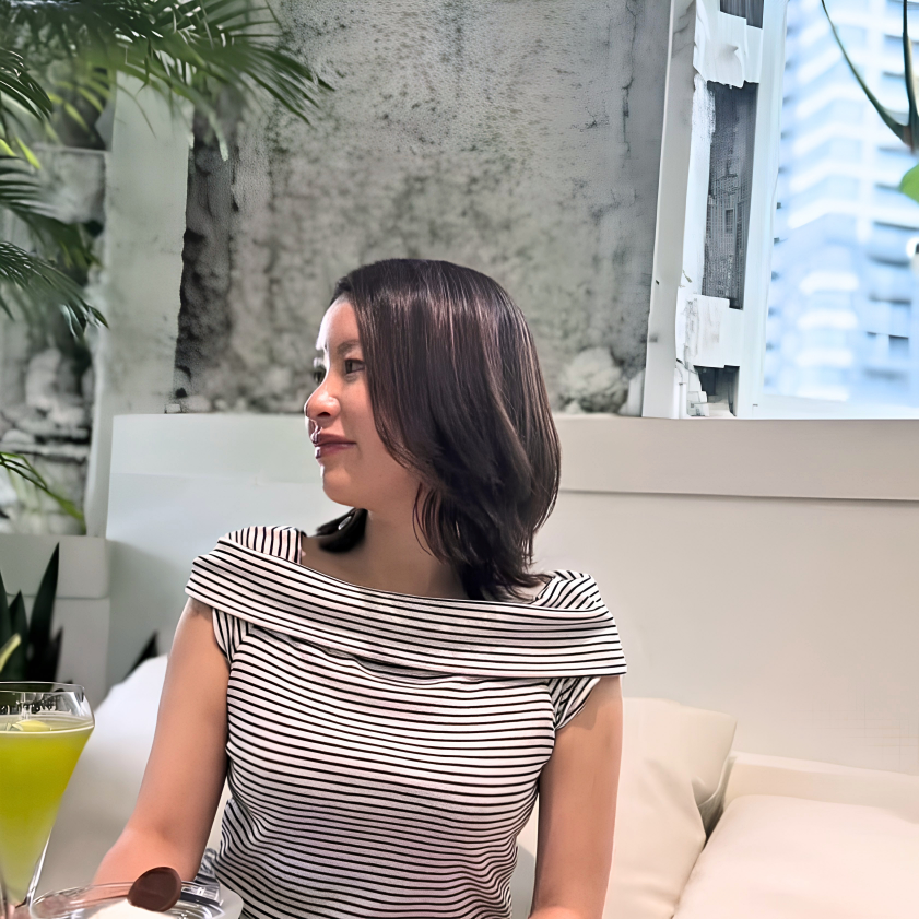 秋本るみのプロフィール写真。温かみのある自然光の中で撮影された笑顔の写真